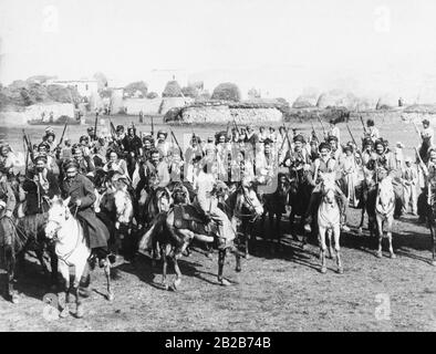 Bewaffnete kurdische Kämpfer werden auf Pferden kämpfen. Stockfoto