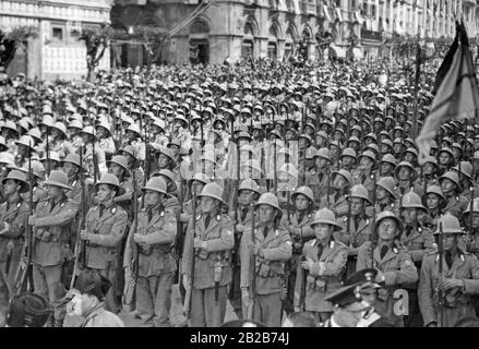 Italienische Soldaten der Division 'Sabauda' versammeln sich vor ihrem Abzug für den Krieg in Ostafrika auf dem Regierungsplatz Cagliari. Stockfoto