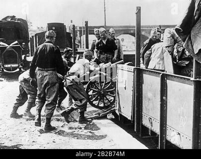 Italienische Soldaten entladen die Bergkavallerie, damit sie nach Ostafrika verschifft werden können. In dieser Zeit wurde ein Krieg zwischen dem Faschismus Italiens und Abessinien immer wahrscheinlicher. Stockfoto