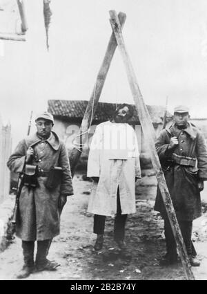 Einer der Anführer einer aufgedeckten Verschwörung gegen Mustafa Kemal wird öffentlich zur Abschreckung gehängt. Stockfoto