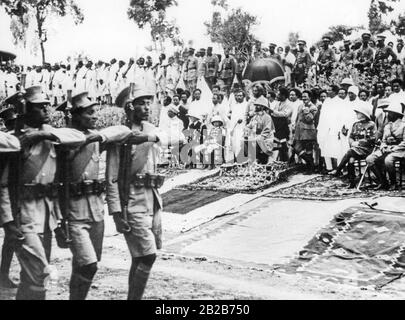 Der abessinische Kaiser Haile Selassie I. in der Uniform des Oberbefehlshabers der äthiopischen Armee während eines vormarsches über die wenigen Einheiten seiner Armee, die mit modernen europäischen Waffen ausgestattet waren. Stockfoto