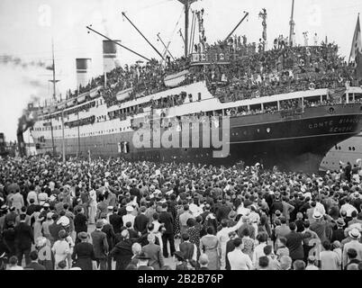 Das italienische Kriegsschiff "Biancamano" verlässt den Hafen von Neapel mit neuen Truppen, die im Krieg in Ostafrika kämpfen werden. Stockfoto