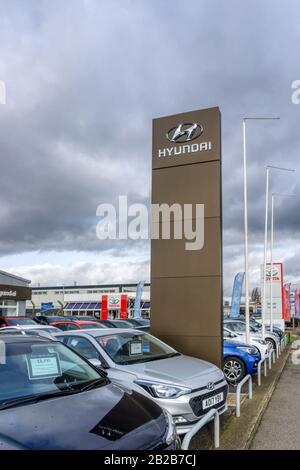 Autos zum Verkauf auf dem Vorplatz eines Hyundai-Händlers. Stockfoto