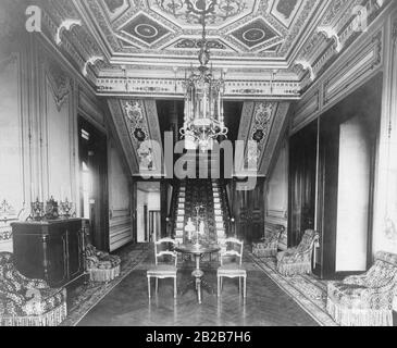 Empfangsraum und Treppe im Yildiz-Palast, der Residenz des letzten ottonischen Sultans Abdul Hamid II Undatiertes Foto. Stockfoto