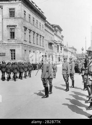 März der österreichischen Gruppen vor Feldmarschall Boehm-Ermolli vor seiner Abreise in die ukrainische Stadt Odessa, die am Schwarzen Meer liegt. Stockfoto