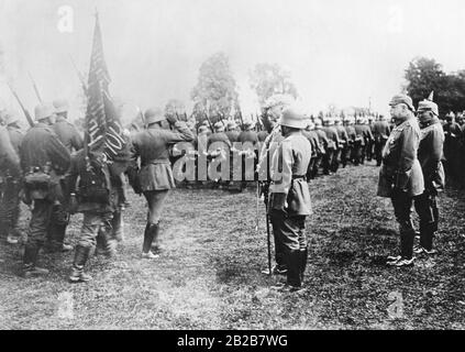 Ein deutsches Regiment marschiert bei seinem Besuch in der Nähe von Smarhon von Kaiser Wilhelm II. Sie tragen gefangengenommene russische Revolutionsflaggen. Stockfoto