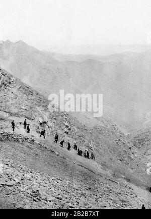 Russische Arbeiter bauen eine Straße im Hinterland von Port Arthur, dem heutigen Lüshunkou. Stockfoto