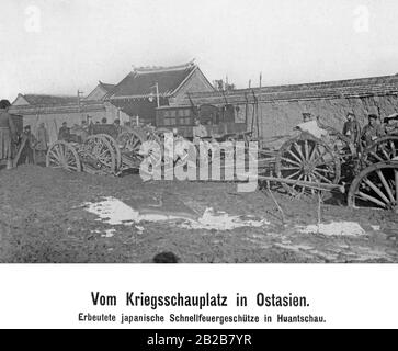 Während des russisch-japanischen Krieges in Ostasien: Japanische Schnellfeuerwaffen in einem russischen Lager gefangen genommen. Stockfoto