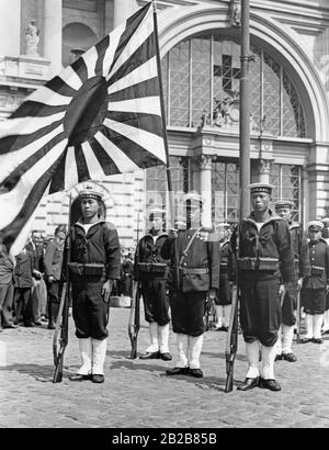 Eine Gruppe von Matrosen des Kreuzers Ashigara der Kaiserlich japanischen Marine hat sich für eine Parade in Berlin aufgereiht. Stockfoto