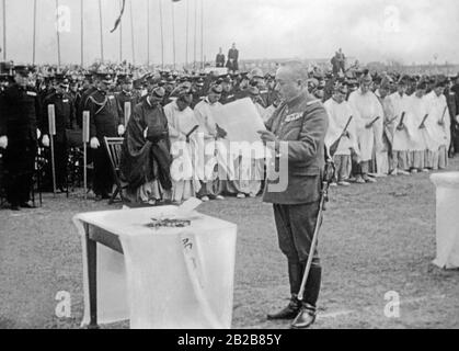 Der japanische Admiral Nakamura hält einen Gedenkdienst für gefallene japanische Soldaten in der Mandschurei ab. Im Hintergrund stehen die Shinto Priester. (Undatiertes Foto, ca. 1930er Jahre) Stockfoto