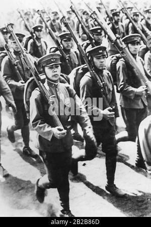 Mitglieder der japanischen Kaisergarde marschieren in einer Militärparade in Tokio. Stockfoto