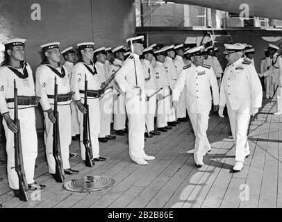 Vizedirektor Zngo Yoshida (links) der Kaiserlich japanischen Marine führt Admiral Harris Laning von der US Navy an Bord des Schiffes Iwate. Die Mannschaft hat sich auf dem Deck aufgestellt. Das Flaggschiff Iwate und das Kriegsschiff Yakumo hielten während eines Manövers vor New York an. Stockfoto