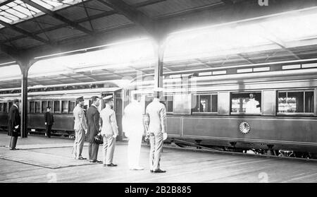 Blick auf einen Bahnsteig des Tokioter Bahnhofs bei der Abfahrt von Kaiser Hirohito (im Zug). Auf der Plattform stehen von rechts: Prinz Chichibu, Prinz Takamatsu, Prinz Kan'in und Prinz Higashikuni. Der Kaiser geht nach Ogasawara Island, um unter anderem an einem Marinemanöver teilzunehmen. Stockfoto