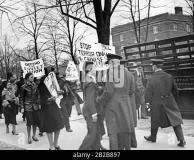 In Washington, D.C., verteilt die Polizei eine Demonstration von Kommunisten außerhalb der japanischen Botschaft gegen die Invasion Japans in China. Stockfoto