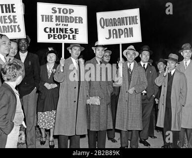 Eine Gruppe von Chinesen zeigt mit Zeichen und Plakaten mit Slogans gegen die japanische Invasion Chinas vor der japanischen Botschaft in Washington D.C. Stockfoto