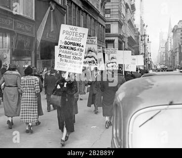 Eine Gruppe demonstriert mit Schildern und Plakaten in New York nach einem japanischen Angriff auf das amerikanische Kanonenboot Panay und einige Handelsschiffe. Stockfoto