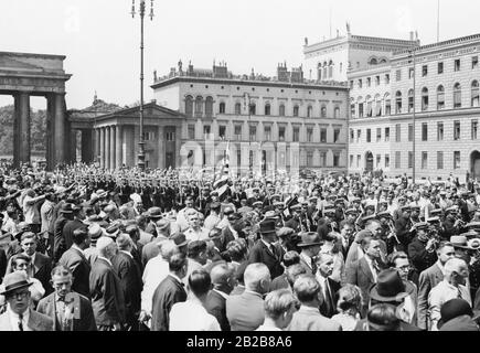 Die Besatzung des Kreuzers Ashigara der Kaiserlich japanischen Marine während einer Parade am Brandenburger Tor in Berlin. Stockfoto