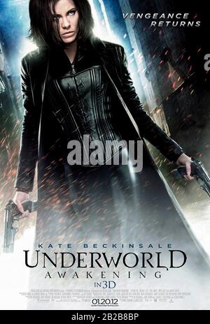 Underworld: Awakening (2012) unter der Regie von Måns Mårlind und Björn Stein und mit Kate Beckinsale, Michael Ealy, India Eisley und Charles Dance in den Hauptrollen. Wenn die Menschen die Existenz von Vampiren und Werwölfen entdecken, vereint der Vampirkrieger sie gegen die Menschheit. Stockfoto