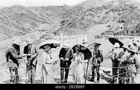 Der Vizekönig von Indien, Lord Wellington, studierte eine Karte vor dem Khyber Pass. Das Hinterland des Grenzübergangs im Nordwesten Indiens konnte von den Engländern nie wirklich befriedet werden. Hier galt die Autorität der jeweiligen Stammesführer. Heute trennt der Pass Pakistan von Afghanistan. Stockfoto