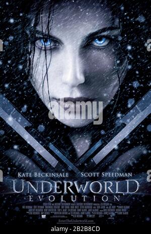 Underworld: Evolution (2006) unter der Regie von Len Wiseman und mit Kate Beckinsale, Scott Speedman, Bill Nighy und Steven Mackelin in den Hauptrollen. Selene, der Vampir, vereint sich mit einem Werwolf-Hybrid, um die Geheimnisse ihrer Blutlinien und den ewigen Krieg zwischen Vampiren und Werwölfen zu enthüllen. Stockfoto