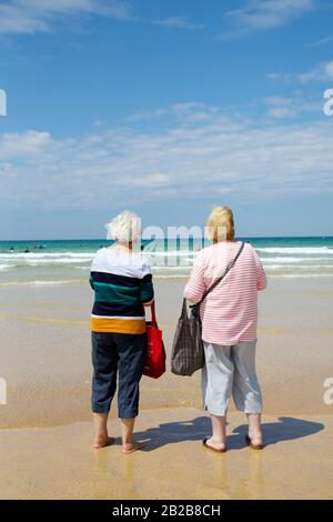 Ladies on the Beach, Watergate Bay, Cornwall Stockfoto