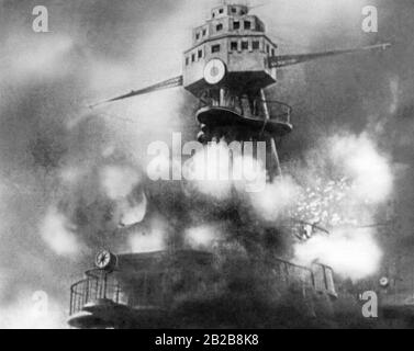 Das Schlachtschiff USS Arizona der US Navy steht nach dem japanischen Angriff auf Pearl Harbor am 07.12.1941 in Flammen. Stockfoto