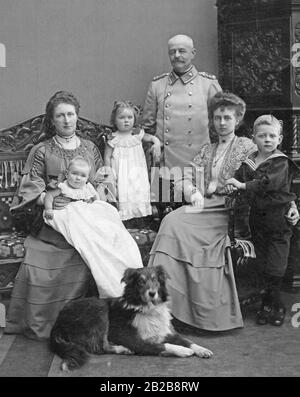 Großfürst Friedrich August mit seiner zweiten Frau Prinzessin Elisabeth Alexandrine von Mecklenburg. Auf dem Foto sind die Tochter aus der ersten Ehe Sophie Charlotte (2. Von rechts) und die Kinder aus der zweiten Ehe (von links nach rechts) Altburg Marie Mathilde, Ingeborg Alix und Nikolaus Friedrich zu sehen. Stockfoto