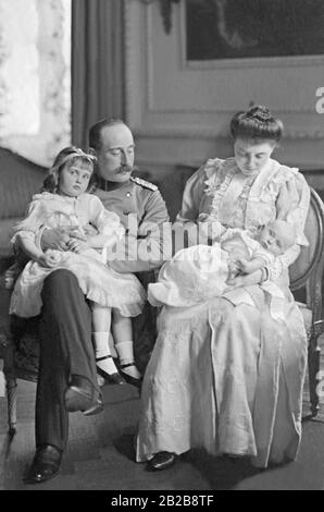 Der letzte Thronfolger des Großbürgertums Baden und letzte Kanzler des Deutschen Kaiserreichs, Prinz Maximilian Alexander von Baden mit seiner Frau Maria-Louise von Hannover und Cumberland und ihren beiden Kindern. Marie Alexandra ist links und Berthold Friedrich rechts. Stockfoto