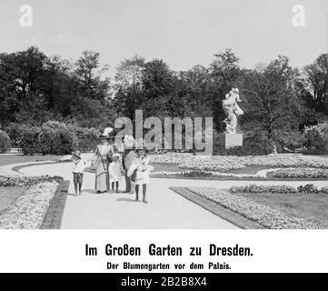 Der Familienausflug einer wohlhabenden bürgerlichen Familie am Sonntag im großen Garten von Dresden, dessen Blumengarten vor dem Palast ein Lieblingsziel der besseren Gesellschaft war. Stockfoto