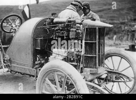 Das Bild zeigt den offenen Motor eines Löwen-Rennwagens beim Rennen "Targa Florio" auf Sizilien, das am 2. Mai 1909 in der Nähe von Palermo stattfand. Stockfoto