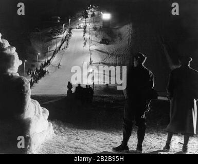 Die Schanze in Garmisch erstmals in der elektrischen Beleuchtung. Stockfoto