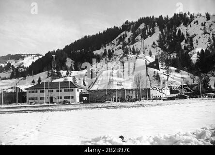 Blick auf das Skistadion mit seinen beiden Olympia-Schanzen auf Gudiberg in Garmisch-Partenkirchen. Stockfoto