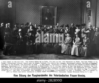 Reihe von links nach rechts sitzend: Frau Helenes Ehefrau des Privy Ratsherren von Becker, Frau Anna vom Rath, Frau Friederike, Ehefrau des Staatsministers von Thielen, Ehefrau von Wilhelm von der Groeben (2. Stellvertretende Vorsitzende), Gräfin Charlotte von Itzenplitz (Vorsitzende), Frau Privy Ratsfrau Marie Noeldechen (stellvertretende Vorsitzende), Frau Ottilie von Hansemann, Ehefrau von Oberst von dem Knesebeck, Ehefrau von Staatsminister Conrad von Studt, 2. Reihe ständiger Oberarzt Dr. Georg Koerting, Kabinettsrat Ihrer Majestät der Kaisersteinbruch Lothar Freiherrn von Spitzemberg, ehemaliger Obergeneralarzt Dr. Stockfoto