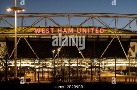 Beleuchtete West Ham-Beschilderung im Londoner Stadion, Stratford, Großbritannien, in der Nacht Stockfoto