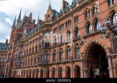 Das imposante Äußere des Bahnhofs St. Pancras in der Nähe von Kings Cross in London, England Stockfoto