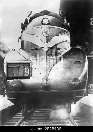 Eine stromlinienförmige Lok, die auf der Strecke Paris - Calais fährt. Stromlinienförmige Dampfloks vor 1945, Lokomotiven: Historisch, Eisenbahn. Stockfoto