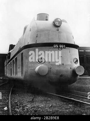 202 - Schnellzuglok mit Stromlinienkörper der Klasse 05 (05001) mit der Nummer 001 der Deutschen Eisenbahn, gebaut ab 1935 von den Borsig Lokomotiv Werken Berlin-Tegel. Stromlinienförmige Dampfloks vor 1945, Lokomotiven: Historisch, Eisenbahn. Stockfoto