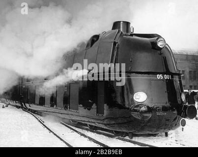 Die erste Fahrt der Schnellzuglok der Klasse 05 (05001) der Deutschen Eisenbahn mit der Nummer 001, die ab 1935 von den Borsig Lokomotiv Werken Berlin-Tegel gebaut wurde. Stromlinienförmige Dampfloks vor 1945, Lokomotiven: Historisch, Eisenbahn. Stockfoto