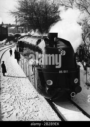 Die erste Fahrt der Schnellzuglok der Klasse 05 (05001) der Deutschen Eisenbahn mit Stromlinien-Karosserie mit der Nummer 001, die ab 1935 von den Borsig Lokomotiv Werken Berlin-Tegel auf der Strecke in Tegel gebaut wurde. Stromlinienförmige Dampfloks vor 1945, Lokomotiven: Historisch, Eisenbahn. Stockfoto