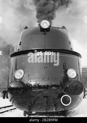 Eine Schnellzuglok der Klasse 05 mit Stromlinien-Karosserie mit der Nummer 001 (05001) im Besitz der Deutschen Eisenbahn, gebaut ab 1935 von den Borsig Lokomotiv Werken Berlin-Tegel. Stromlinienförmige Dampfloks vor 1945, Lokomotiven: Historisch, Eisenbahn. Stockfoto