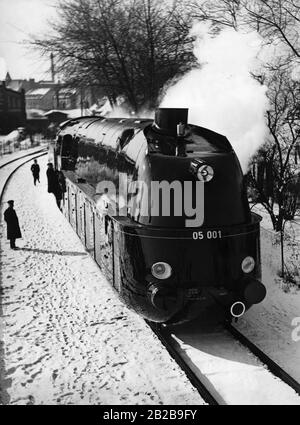 Die erste Fahrt der Schnellzuglok der Klasse 05 (05001) der Deutschen Eisenbahn mit Stromlinien-Karosserie mit der Nummer 001, die ab 1935 von den Borsig Lokomotiv Werken Berlin-Tegel auf der Strecke in Tegel gebaut wurde. Stromlinienförmige Dampfloks vor 1945, Lokomotiven: Historisch, Eisenbahn. Stockfoto