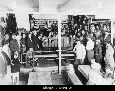 Auswanderer als Steuerpassagiere auf dem "Vaterland" der Hamburg-Amerika-Linie. Im Hintergrund spielt die Bordband eine Abschiedsserenade zu den Emigranten. Das Foto ist undatiert. Stockfoto