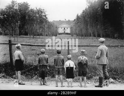 Nach dem Tod von Reichspräsident Paul von Hindenburg wurde die Fahne auf halbmast an seinem ehemaligen Wohnsitz, Schloss Neudeck in Ostpreussen, gesetzt. Stockfoto