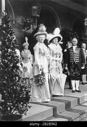 Die Fürstin Augusta Victoria von Schleswig-Holstein-Sonderburg-Augustenburg, Ehefrau von Kaiser Wilhelm II. (Links), und ihre Tochter, Prinzessin Victoria Louise (rechts), bei der Taufe ihres ersten Kindes Ernst August 1914 in Braunschweig. Stockfoto