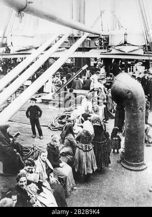 Steerung von Passagieren auf dem "Vaterland" der Hamburg-Amerika-Linie beim Start des Schiffes. Stockfoto