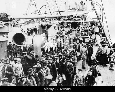 Steerage Passagiere, die Lebensmittel auf dem Schiff Imperator erhalten. Stockfoto