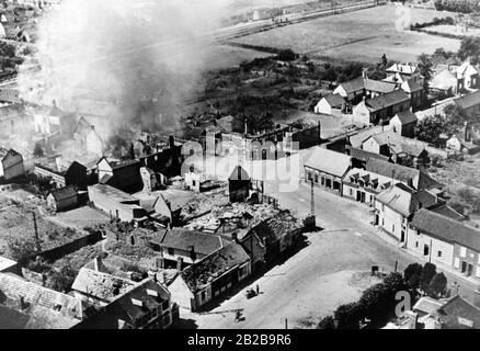 Eine Stadt in Frankreich, die im Zweiten Weltkrieg stark beschädigt wurde. Stockfoto
