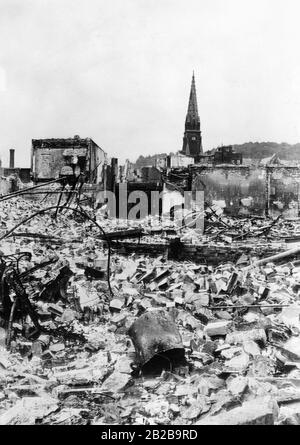 Zerstörte Städte in Frankreich während des Zweiten Weltkriegs: Elbeuf bei Rouen. Foto: Mossdorf. Stockfoto