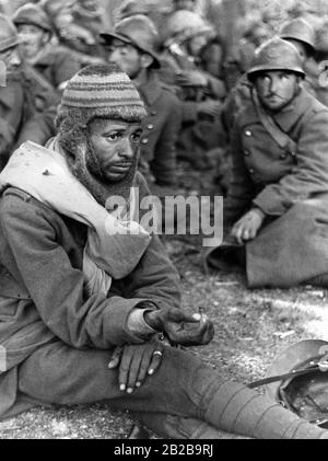 Gefangengenommene französische Soldaten, darunter Angehörige der nordafrikanischen Kolonialregimenter, in einem deutschen Lager für Kriegsgefangene. Stockfoto
