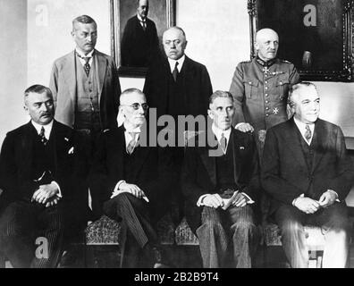 Bild des Kabinetts von Reichskanzler Franz von Papen, der am 30.05.1932 die Führung übernahm. Von links nach rechts in der 1. Reihe Freiherrn von Braun, Freiherrn von Gayl, Franz von Papen, Freiherrn von Neurath. In der 2. Reihe Dr. Guertner, Prof. Dr. Warmbold, Kurt von Schleicher. Stockfoto